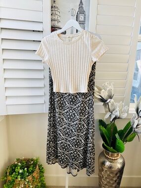 Billabong Black and White Geometric Maxi Skirt. Bozolo fitted tee. Size M.